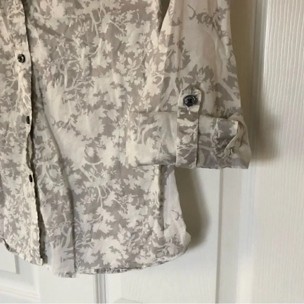 G.H Bass & Company Women’s gray and white floral button up Shirt Size S (3x$15)